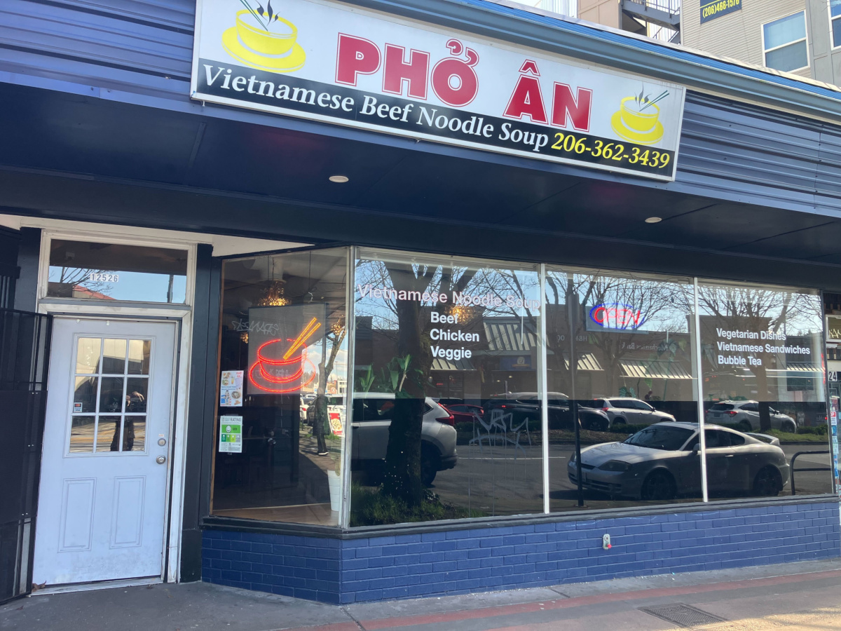 Front entrance of Phở Ân Vietnamese restaurant on Lake City Way NE