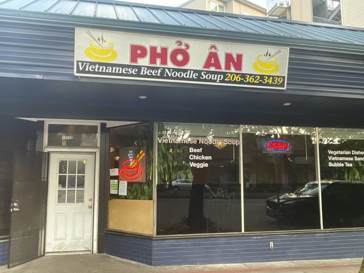 Front entrance of Phở Ân Vietnamese restaurant on Lake City Way NE